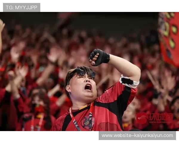 总决赛G6现场气氛热烈，球迷身着助威服呐喊。