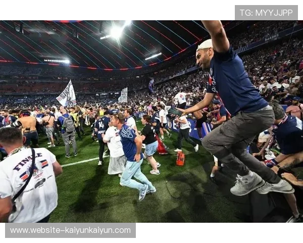 欧冠主题球迷文化活动在全球多地举行，融合足球与本地特色。