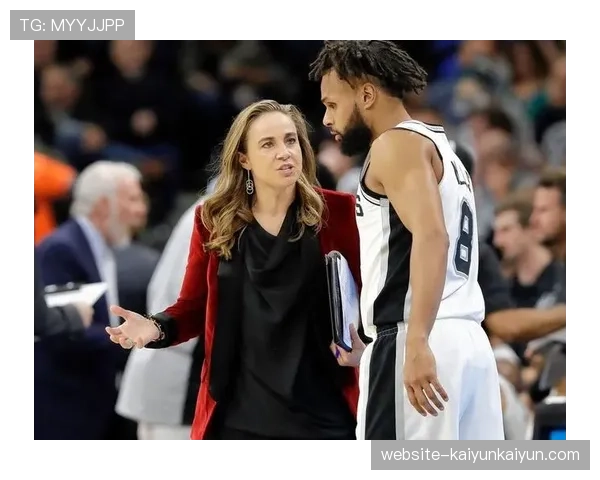 特写：备战第五个赛季，王牌队主帅贝基·哈蒙带队进行高强度训练